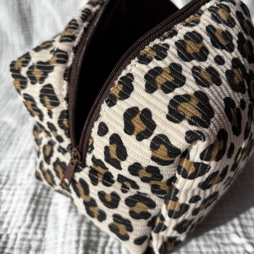 La Médium - Léo Écru